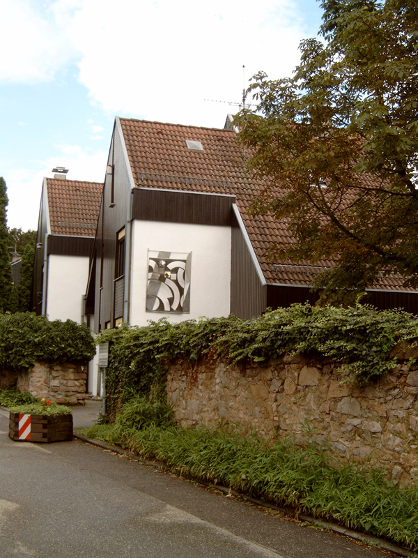 sich stuerzende Geometrie Wandplastik Hirschberg